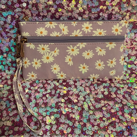 Flower Wristlet - Picture 2 of 6